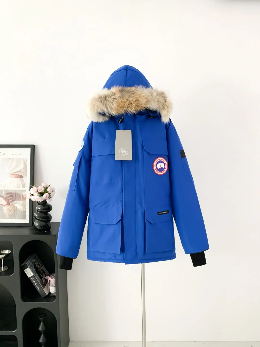 P780 Fake model pictures were taken at home. Colleagues please do not pass them off as stolen pictures! Style number: Y60-🇨🇦CANADA GOOES 24 new styles 08 styles/couple styles Factory direct supply: supplying global purchasing agents, micro-businesses, entities, Tmall, high-end stalls and studio cooperation, free shipping! Canada Goose Expedition Parka 2008 is the same style for men and women. It is mid-length and the most timeless classic. All Arctic and Antarctic scientific expedition teams choose Canada Goose as their cold-proof equipment. It is the Rolls-Royce of down jackets. ➖ Industry-leading anti-counterfeiting chip sensing. ➖ Imported Behringer embroidery machines and customized embroidery labels, the highest level and industry leading. ➖ Imported Korean 21-count polyester-cotton blended original fabric, TC85 waterproof coated fabric, water-repellent, windproof and wear-resistant. ➖ The new national standard 80 white duck down is filled with an average of 520 grams of down. The amount of down filled is industry-leading. ➖ 100% nylon lining with double double-layer sealing design to prevent velvet running, and seamless thread design on the cuffs! ➖ Western Canadian Green Wolf Collar. ➖ Yoshida YKK provides original factory-customized electroplated sliders. YKK two-way lockable zippers are tight and smooth and do not peel off paint. ➖ 3M composite Velcro is durable and the accessories and hardware are all custom-made. Note: Our copywriting is only simple and clear. Instead of bragging about the copywriting, it is better to compare and understand with samples. Only for the purest goose, the most dedicated, the most professional, the highest quality, the highest cost performance! Color: white red blue gray camouflage navy black SIZE:XS-XXL